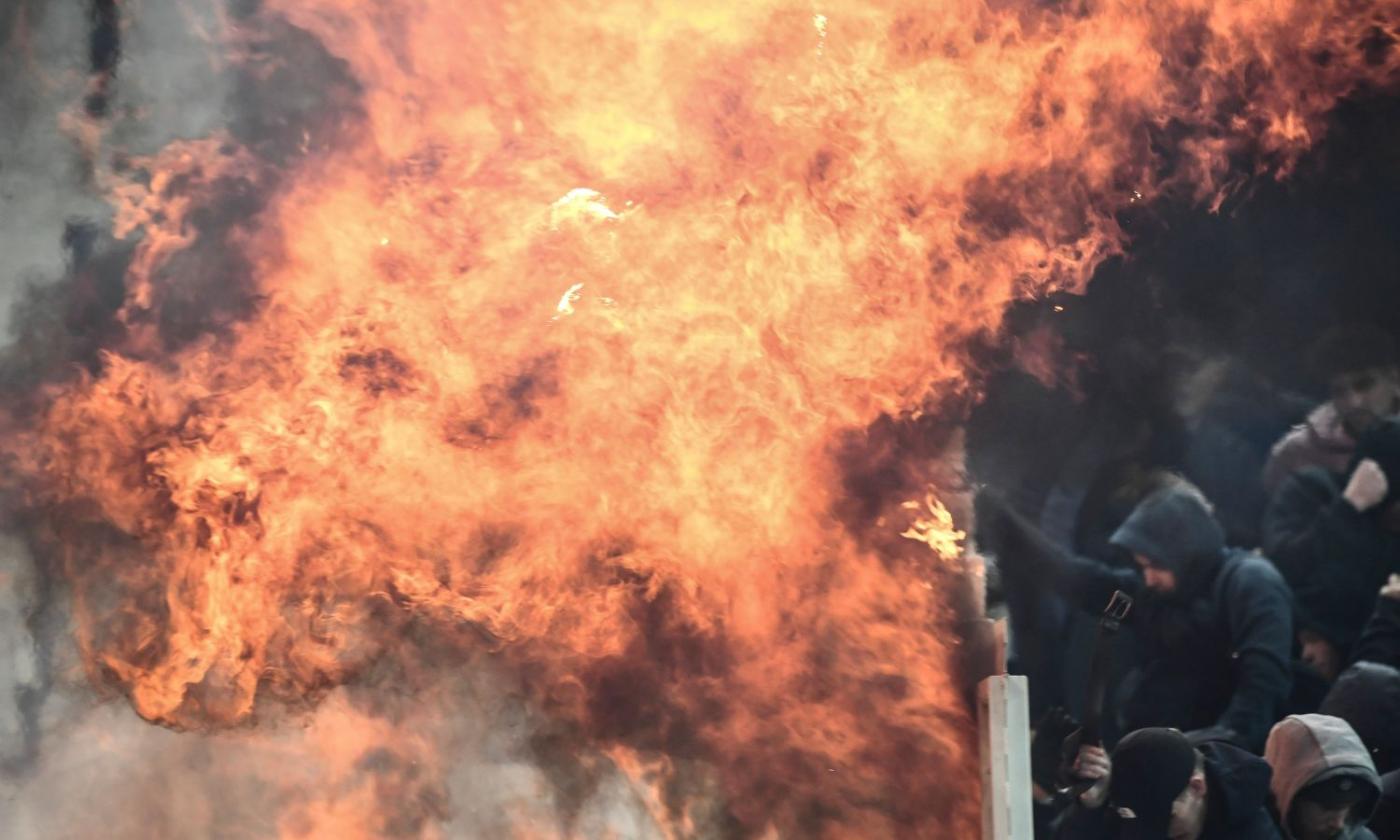 Tensione allo stadio durante Aek-Ajax: lancio di oggetti e bombe molotov dei tifosi greci contro gli olandesi