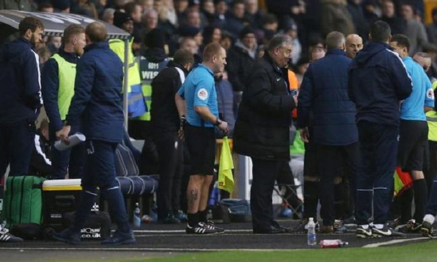 Millwall: tifoso diventa guardalinee dopo una serie di infortuni arbitrali. Il tecnico rivale: 'Esultava alle parate!'