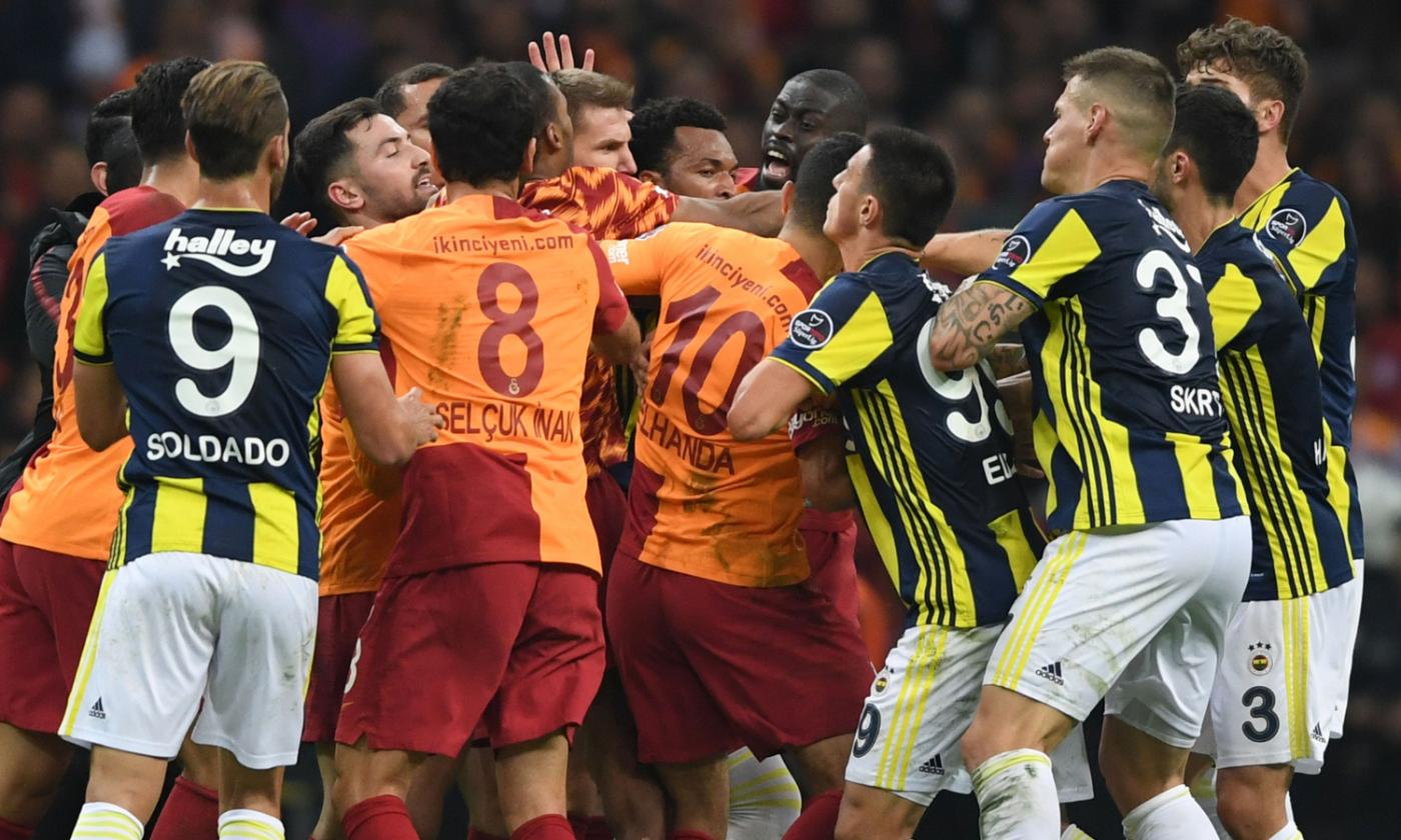 Turchia: Galatasaray-Fenerbahce finisce in rissa VIDEO