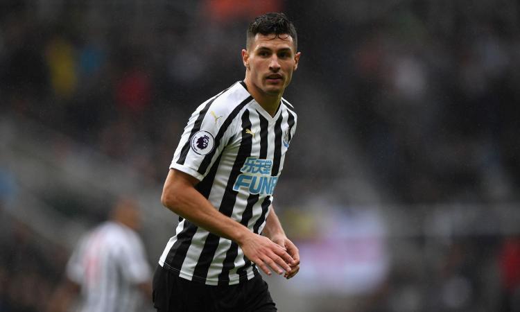 Milan, proposto Schar del Newcastle: tra prezzo e la risposta di Maldini