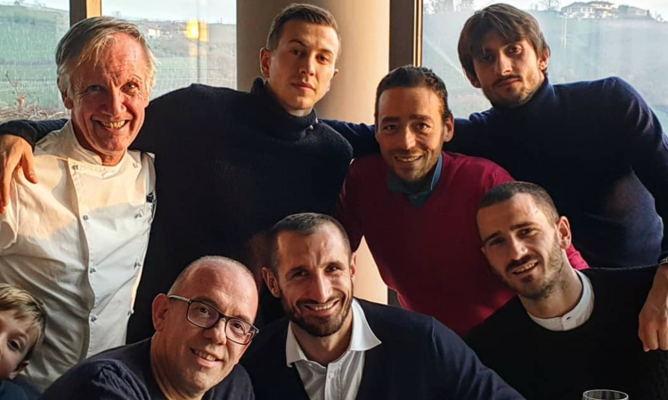 Juve, domenica libera: Chiellini pranza coi compagni, Dybala con Oriana FOTO