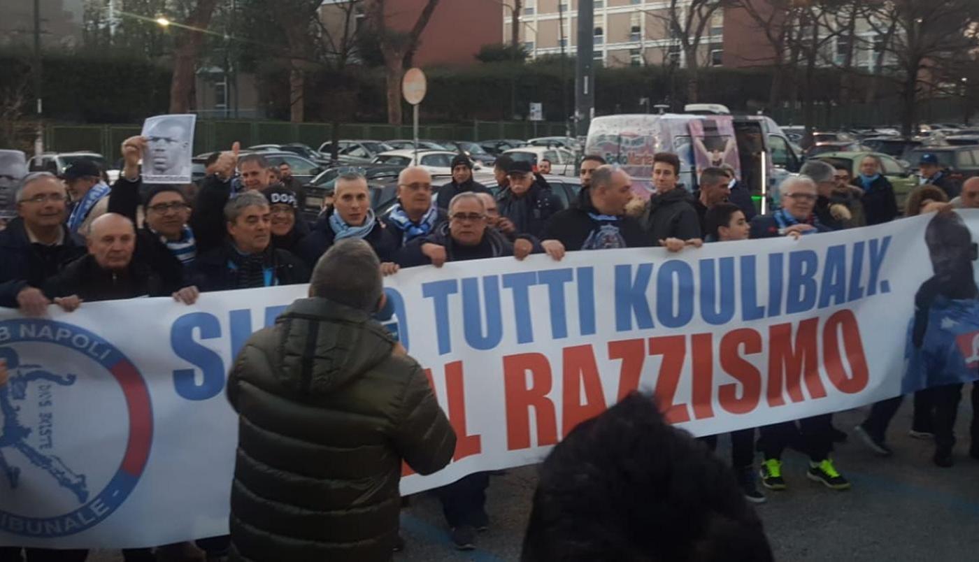 Razzismo, il Napoli detta la linea: 'Via dal campo se continuano i cori'