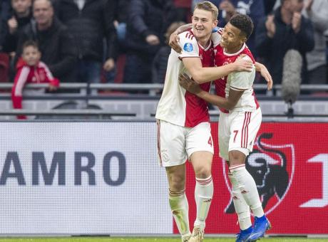 L'Ajax prepara l'asta per de Ligt: il Napoli ci pensa, quella visita alla Juve...