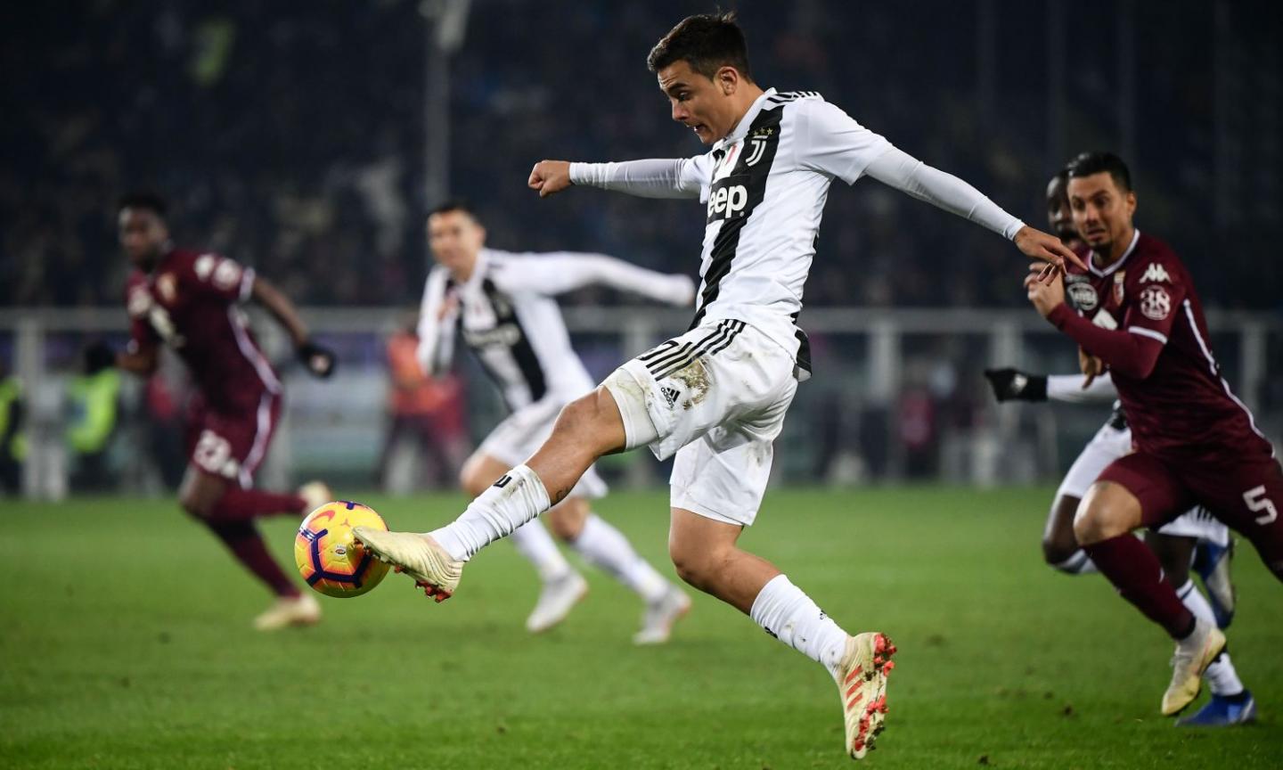 Watch: Dybala poses with Miami Heat star Dwyane Wade at American Airlines Arena