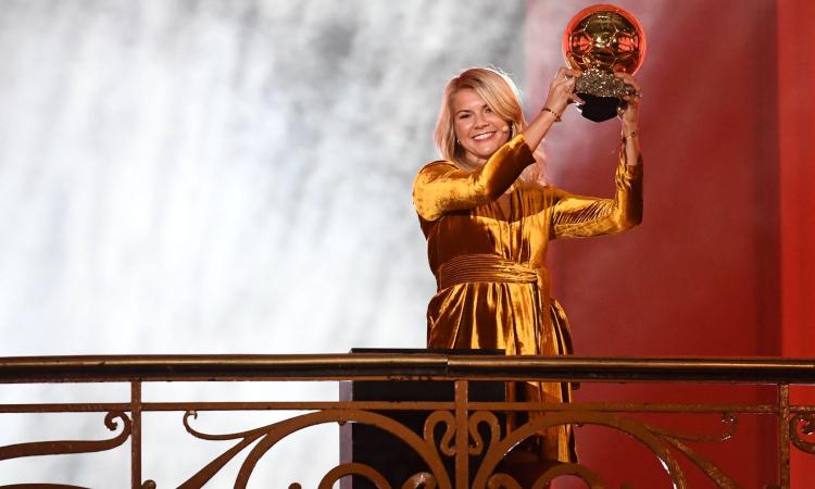Pallone d'Oro femminile ad Ada Hegerberg, il presentatore le chiede di 'twerkare' e lei... VIDEO