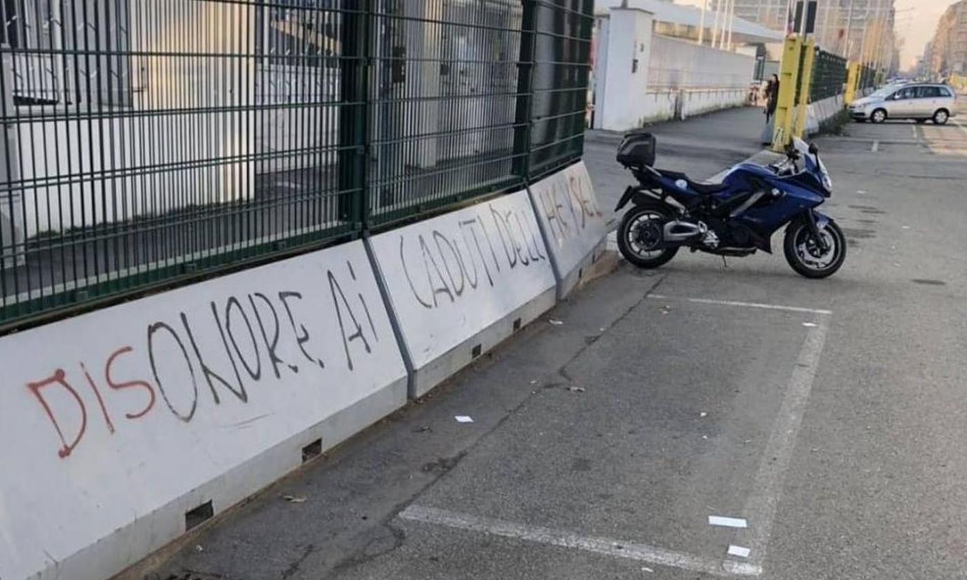 Vergogna Torino-Juve, scritta fuori dallo stadio: 'Disonore ai morti dell'Heysel' FOTO