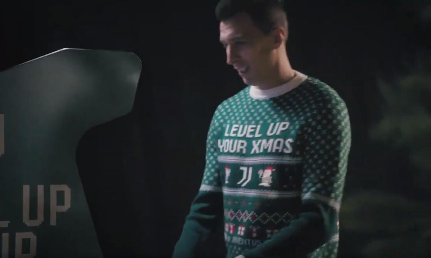 Un po' Pixels, un po' Stranger Things: Mandzukic salva il Natale a Pjanic & co