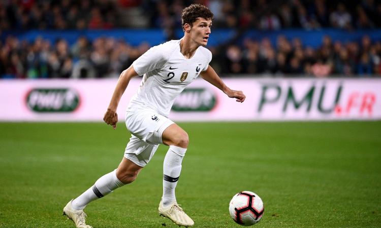 Napoli, idea Pavard: dalla clausola alla concorrenza del Bayern Monaco