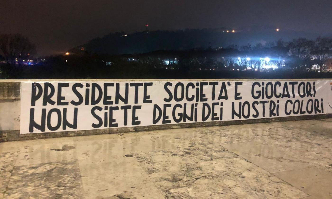 Roma, altro striscione di contestazione: 'Presidente, società e giocatori: non siete degni dei nostri colori'