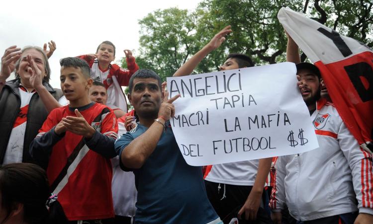 Arrestato uno dei responsabili dell'attacco al bus del Boca. E in Spagna fermati alcuni ultras del River