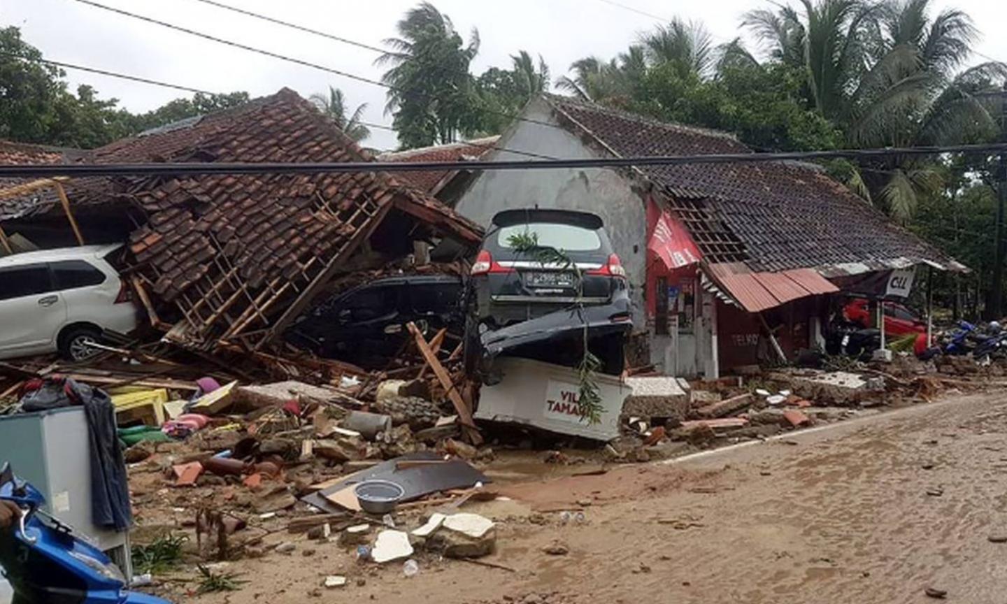 Eruzione e tsunami in Indonesia: più di 200 morti, 850 feriti