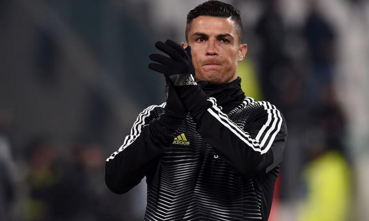 FOTO in aereo, insulti a Ronaldo: 'Nessun rispetto per Sala'. E Lineker...