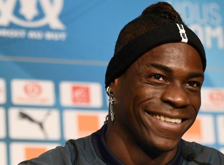 Balotelli, coro sulle note dell'inno di Mameli: e lui canta la Marsigliese VIDEO