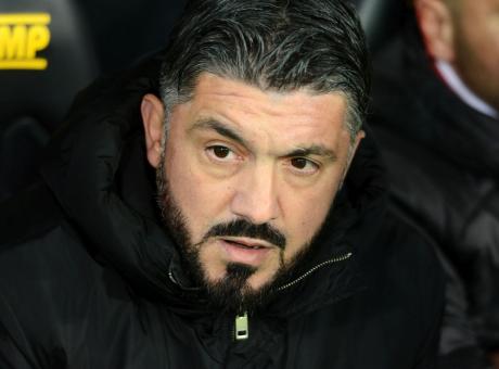 Tensione Gattuso, botta al telefonino di un giornalista a Malpensa VIDEO