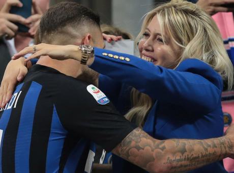 Wanda scatenata sui social: 'Ore 18, forza Inter', like e retweet ai tifosi nerazzurri FOTO