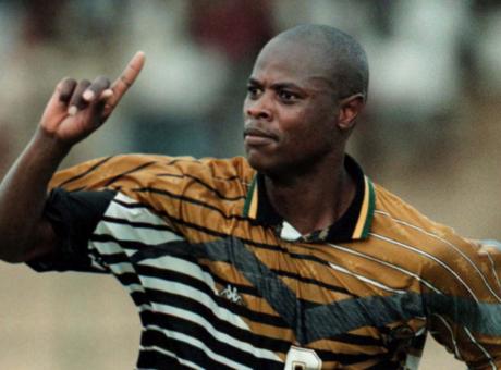 E' morto Phil Masinga: fece innamorare i tifosi del Bari e fece la storia con la maglia del Sudafrica