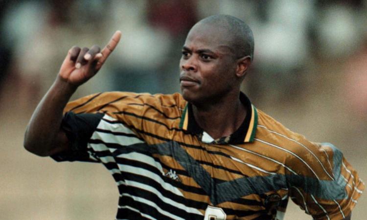 E' morto Phil Masinga: fece innamorare i tifosi del Bari e fece la storia con la maglia del Sudafrica