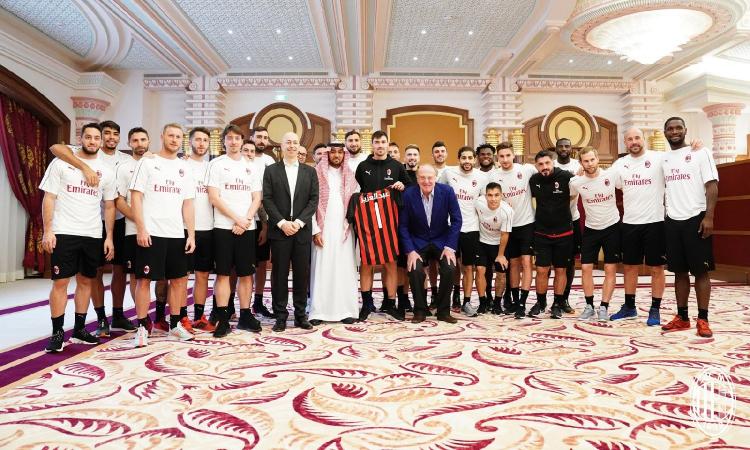 Milan, mistero Higuain: unico assente nella FOTO con il principe Al-Faisal