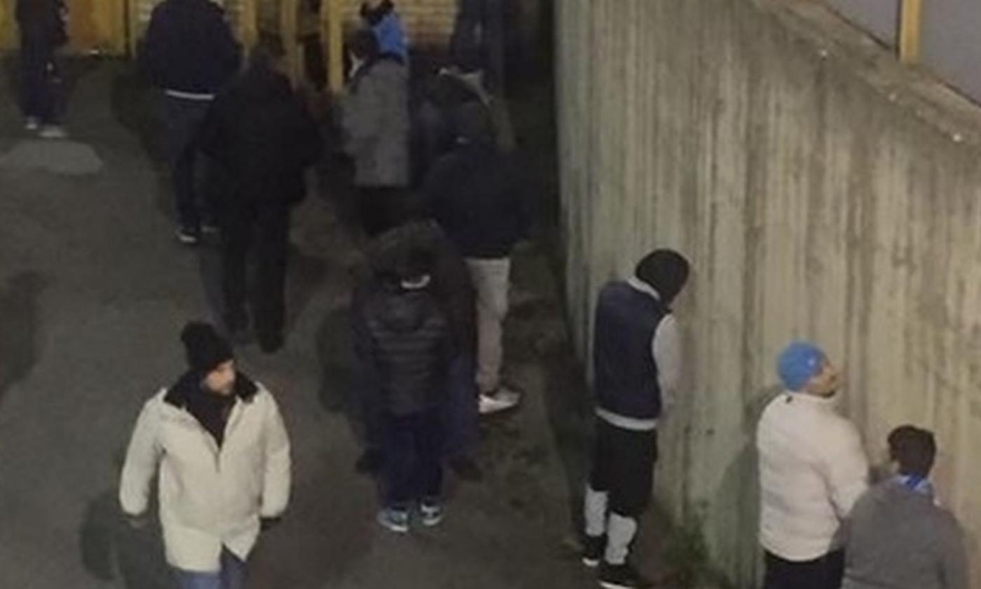 Napoli, servizi igienici rotti al San Paolo e i tifosi trasformano il settore Distinti in un bagno a cielo aperto