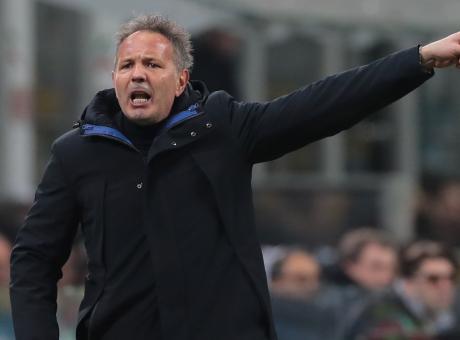 Tifosi insultano fuori dall'Olimpico: furia Mihajlovic, sette poliziotti per trattenerlo! VIDEO