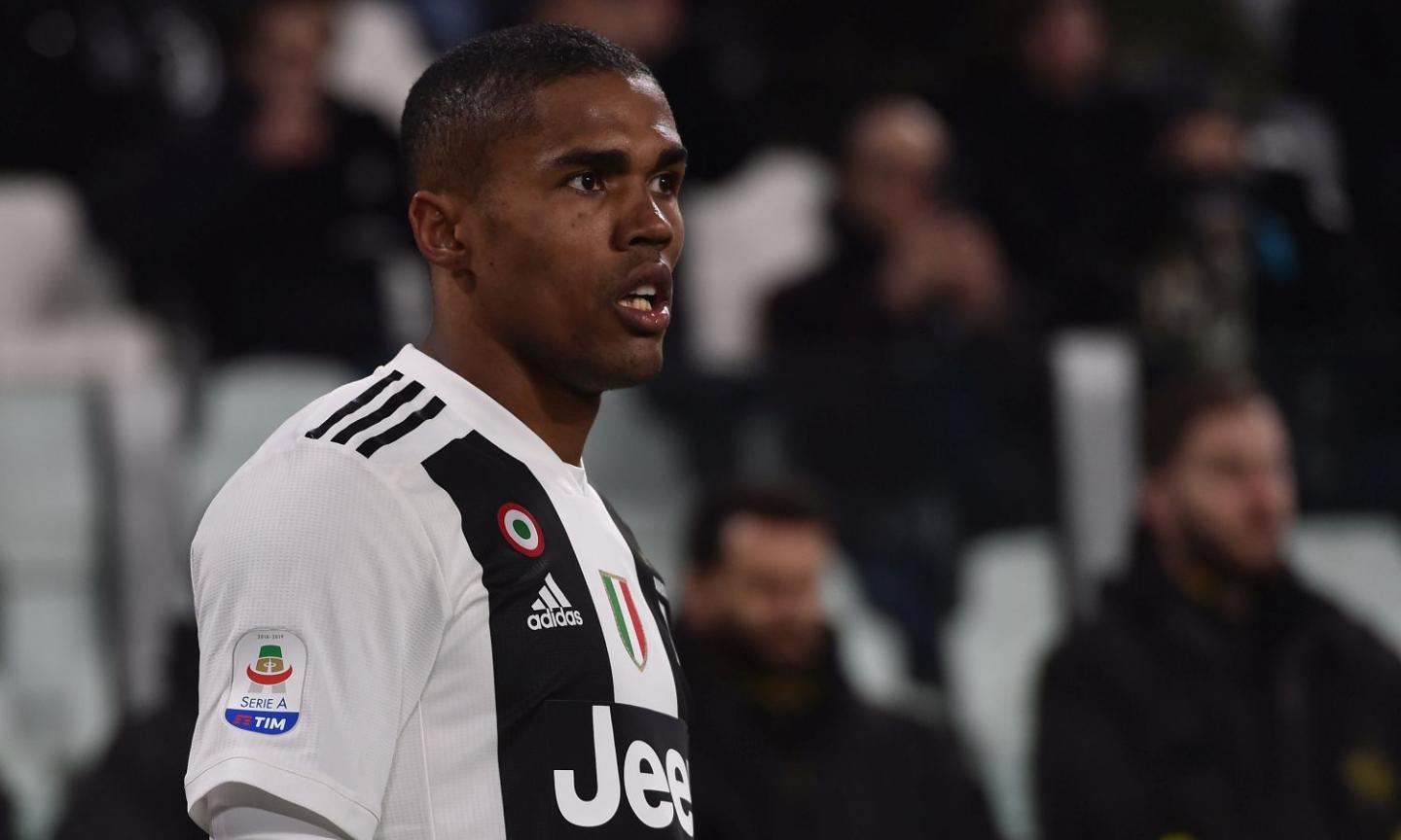 Tottenham in pole per Douglas Costa