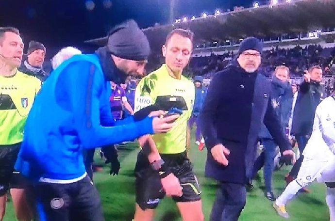 Inter furiosa con l'arbitro: Gagliardini gli mostra il replay del rigore di D'Ambrosio con il cellulare FOTO