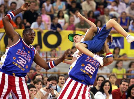 Inter: Icardi e Spalletti giocano insieme agli Harlem Globetrotters VIDEO