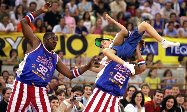 Inter: Icardi e Spalletti giocano insieme agli Harlem Globetrotters VIDEO