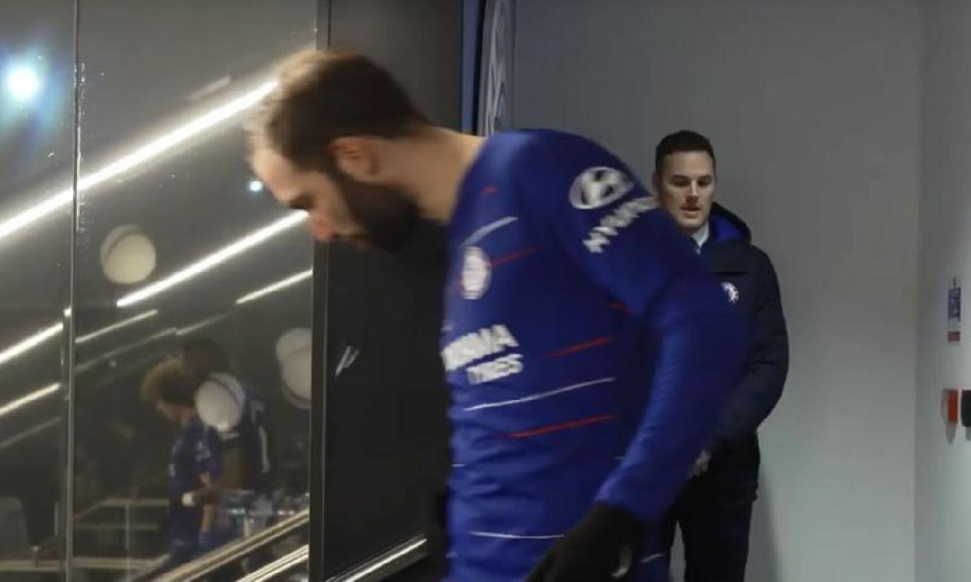 Higuain, è polemica in Inghilterra: beccato a sputare nel tunnel dello stadio del Manchester City FOTO