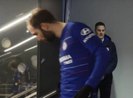 Higuain, è polemica in Inghilterra: beccato a sputare nel tunnel dello stadio del Manchester City FOTO