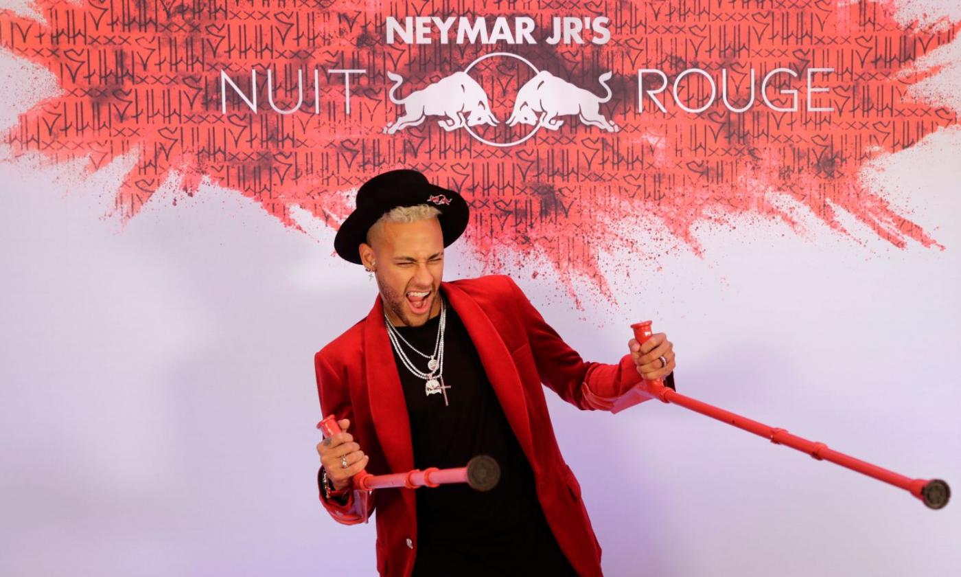 Neymar, compleanno in stampelle e sedia a rotelle. Poi le lacrime: 'E' un momento difficile, mi manca il calcio'