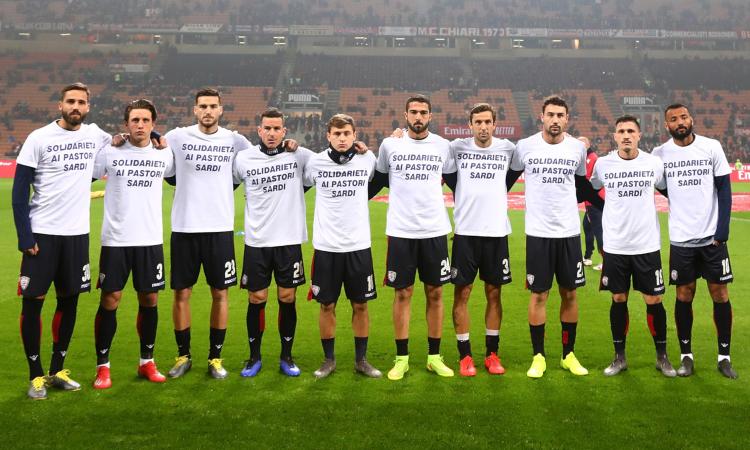 Cagliari a San Siro con la maglietta per la protesta dei pastori sardi VIDEO