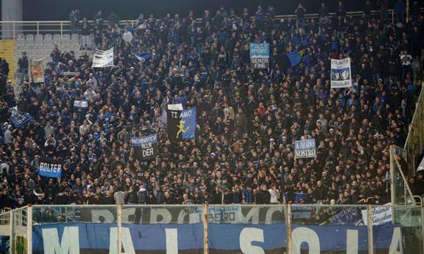 Scontri tra tifosi dell'Atalanta e polizia a Firenze, cinque agenti feriti. L'accusa degli ultras: 'Ci hanno picchiato'