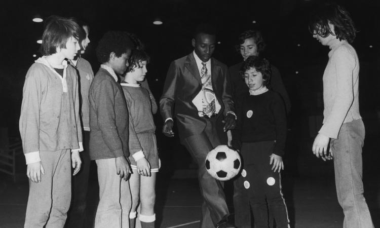 'Mio figlio come Pelé, fa 700 palleggi con un'arancia. Ma nessuno lo vuole...'