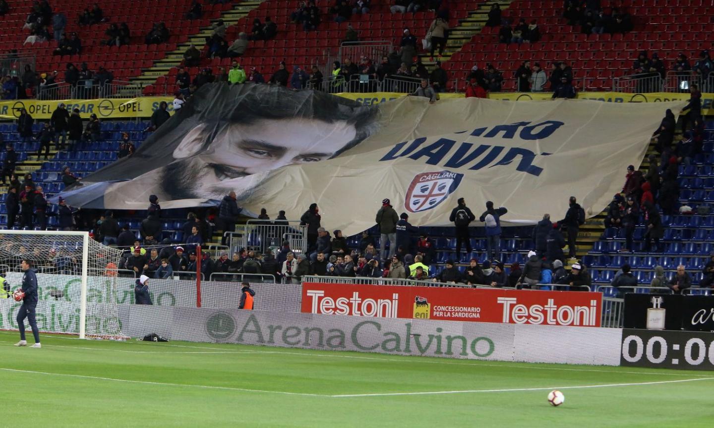 Cagliari-Fiorentina, al minuto 13 applausi e commozione per Astori FOTO