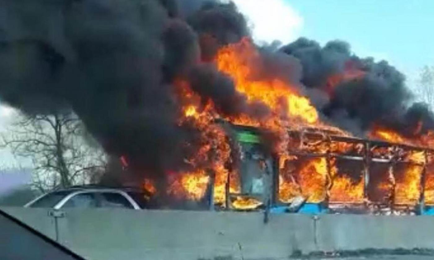 Milano, dirotta un autobus e gli dà fuoco: terrore per 51 studenti 