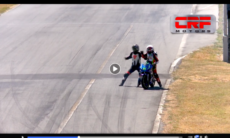 Balza sulla moto in corsa e tira un pugno all’avversario: 2 anni di squalifica VIDEO