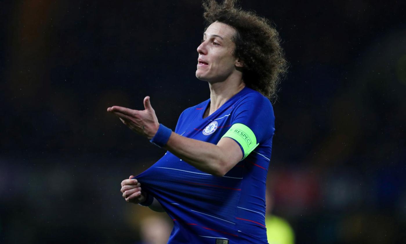 Arsenal, David Luiz spinge via un difensore