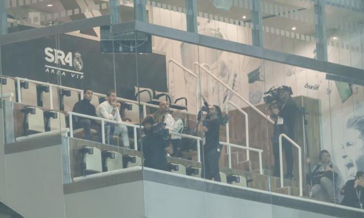 Sergio Ramos criticato: durante Real-Ajax gira in tribuna la sua docu-serie
