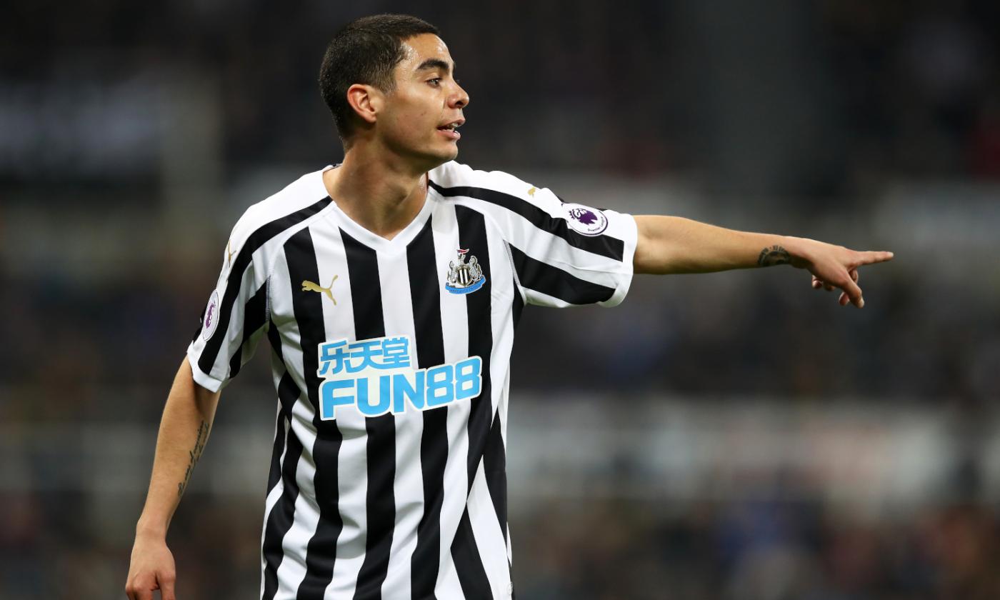 Almiron sul podio del Newcastle con Owen e Shearer: piaceva all'Inter