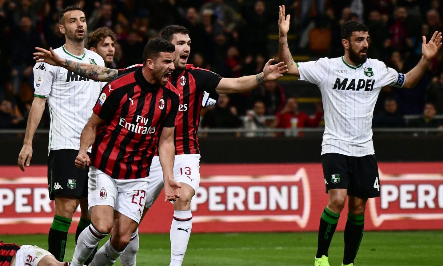 Contro il Sassuolo basta un autogol: Milan terzo, è sorpasso sull'Inter