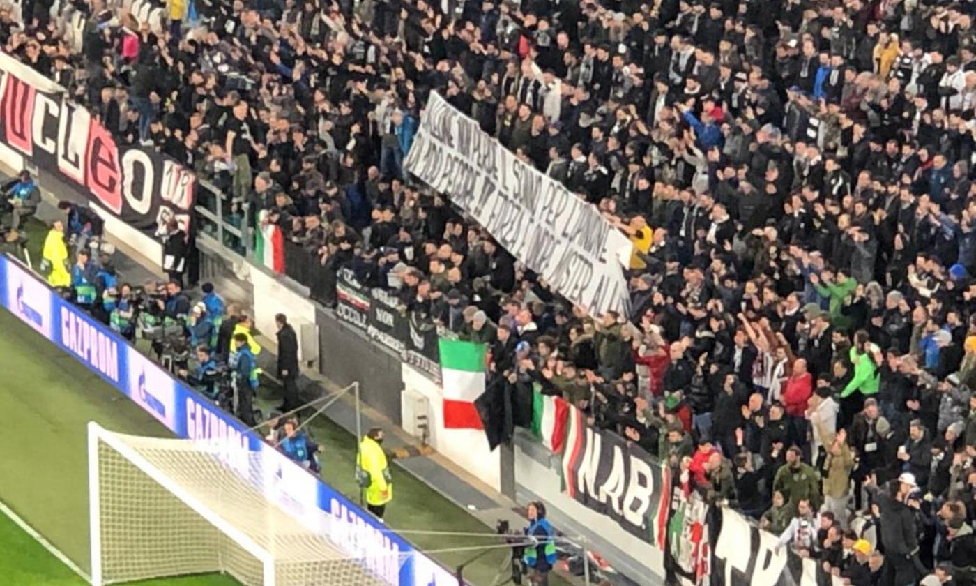 Juve, la Curva si schiera con Allegri: 'Forza e onore'