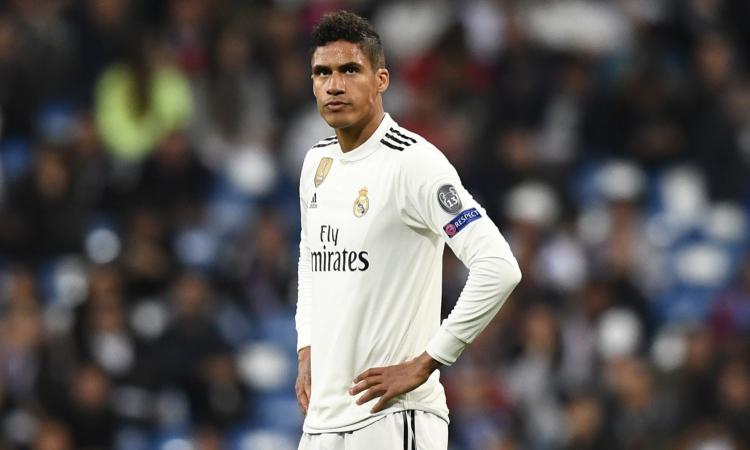 Varane vuole lasciare il Real Madrid! Duello Juve-United, ecco quanto costa