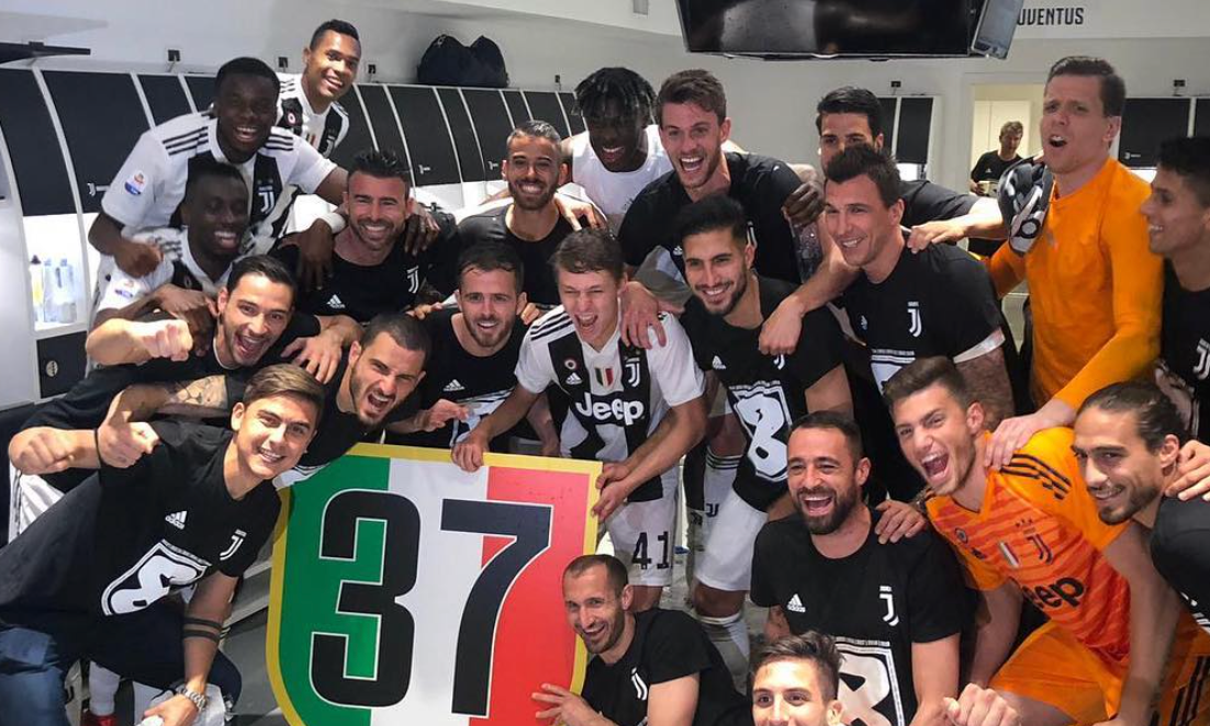 La Juve fa ciò che vuole: esporre i 37 scudetti è un atto di maleducazione civica