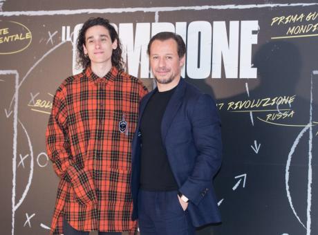 Il Campione, al cinema un film sul calcio con Accorsi. Totti: 'Ilary si è commossa' VIDEO