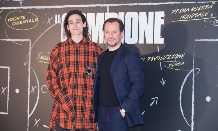 Il Campione, al cinema un film sul calcio con Accorsi. Totti: 'Ilary si è commossa' VIDEO