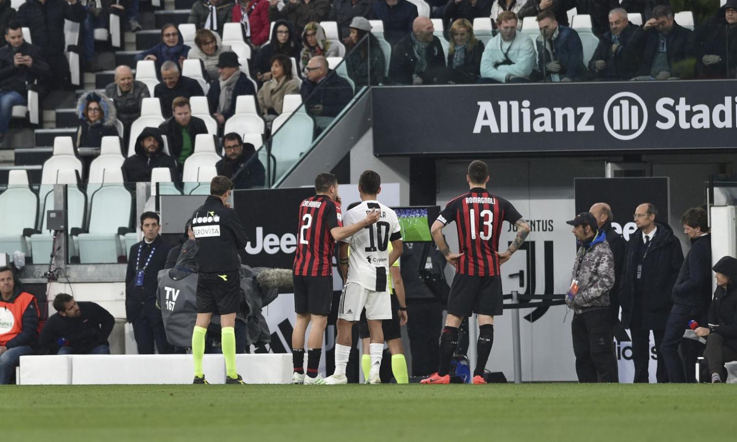 Juve-Milan, il dialogo Fabbri-Calvarese sul mani di Alex Sandro: 'Se non vuoi essere aiutato...'