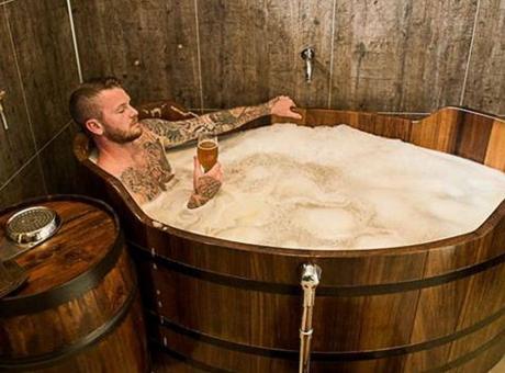 Momenti Di Gioia: Gunnarsson, il capitano dell'Islanda apre una Spa dedicata alla birra!