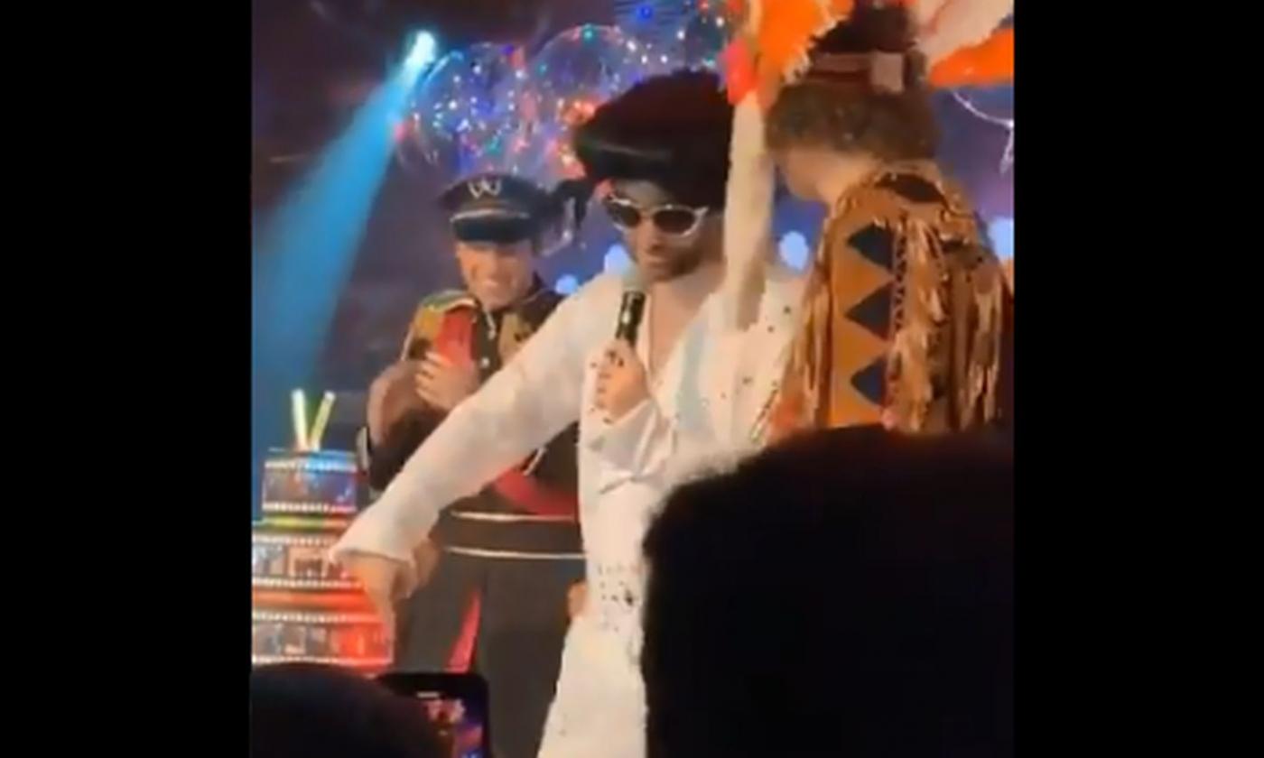 Chelsea, Higuain scatenato al compleanno di David Luiz: balla e canta travestito da Elvis  Presley VIDEO