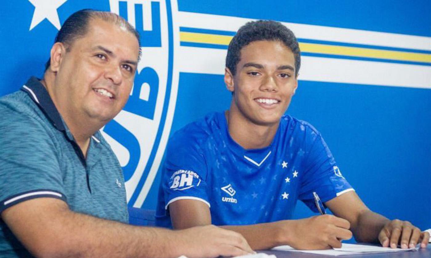 Official: Ronaldinho's son Joao Mendes signs first contract with Cruzeiro